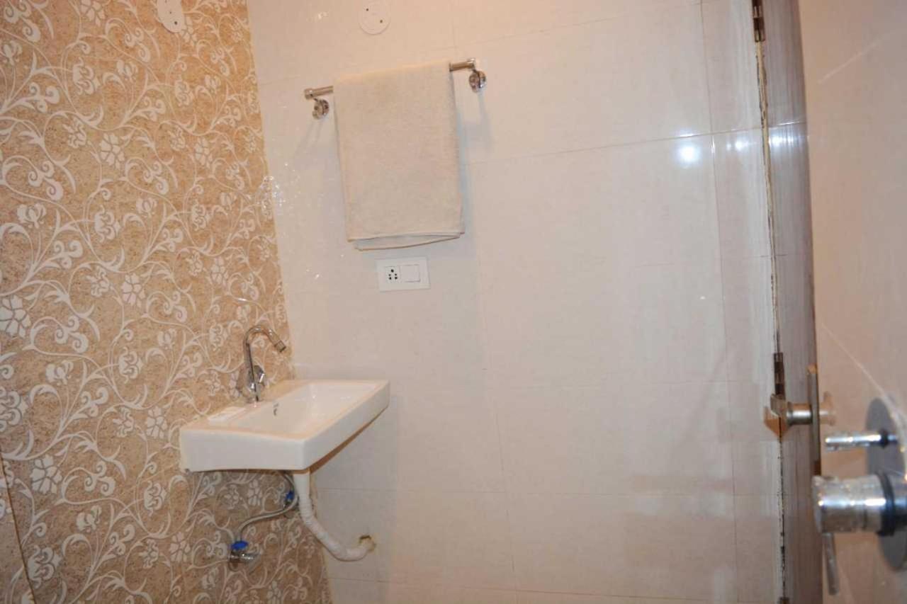 Hotel O Alpha Stay New Delhi Bagian luar foto